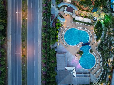 Türkiye 'nin Alanya kentindeki Türkler üzerinde gece karanlığına muhteşem hava günbatımı. Alanya kıyı şeridi, tatil beldeleri, marina, oteller ve Akdeniz insansız hava aracı manzaralı şehir ışıkları. Akdeniz kıyı şeridi