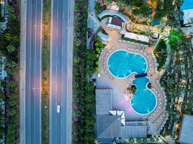 Türkiye 'nin Alanya kentindeki Türkler üzerinde gece karanlığına muhteşem hava günbatımı. Alanya kıyı şeridi, tatil beldeleri, marina, oteller ve Akdeniz insansız hava aracı manzaralı şehir ışıkları. Akdeniz kıyı şeridi