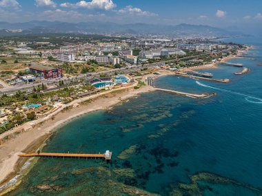 Türkiye 'nin Alanya kentindeki Türkler' in hava günü manzarası göz kamaştırıcı. Alanya kıyı şeridi, tatil beldeleri, marina, oteller ve Akdeniz boyunca kristal berrak turkuaz su. Akdeniz turkuvaz kıyı şeridi