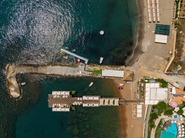 Türkiye 'nin Alanya kentindeki Türkler' in hava günü manzarası göz kamaştırıcı. Alanya kıyı şeridi, tatil beldeleri, marina, oteller ve Akdeniz boyunca kristal berrak turkuaz su. Akdeniz turkuvaz kıyı şeridi