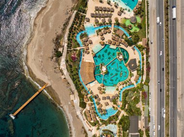 Türkiye 'nin Alanya kentindeki Türkler' in hava günü manzarası göz kamaştırıcı. Alanya kıyı şeridi, tatil beldeleri, marina, oteller ve Akdeniz boyunca kristal berrak turkuaz su. Akdeniz turkuvaz kıyı şeridi