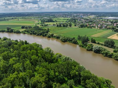 Lezajsk, Polonya 'daki San River' ın deniz üzerinden geçen bir köprüsünün hava aracı görüntüsü. Yeşillik, akan nehir ve kasaba çevresiyle manzaralı yaz manzarası. 