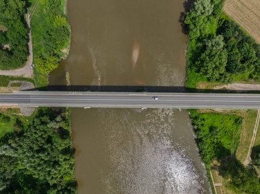 Lezajsk, Polonya 'daki San River' ın deniz üzerinden geçen bir köprüsünün hava aracı görüntüsü. Yeşillik, akan nehir ve kasaba çevresiyle manzaralı yaz manzarası. 