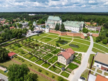 Polonya 'nın Lezajsk kentindeki Bernardine Manastırı' nın insansız hava aracı görüntüsü, yazın çekildi. Çevresi yeşillik ve manzarayla çevrili tarihi mimari.