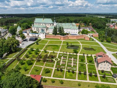 Polonya 'nın Lezajsk kentindeki Bernardine Manastırı' nın insansız hava aracı görüntüsü, yazın çekildi. Çevresi yeşillik ve manzarayla çevrili tarihi mimari.