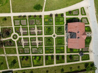 Polonya 'nın Lezajsk kentindeki Bernardine Manastırı' nın insansız hava aracı görüntüsü, yazın çekildi. Çevresi yeşillik ve manzarayla çevrili tarihi mimari.