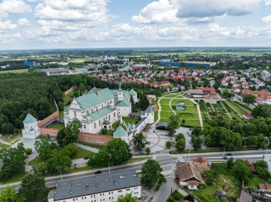 Polonya 'nın Lezajsk kentindeki Bernardine Manastırı' nın insansız hava aracı görüntüsü, yazın çekildi. Çevresi yeşillik ve manzarayla çevrili tarihi mimari.