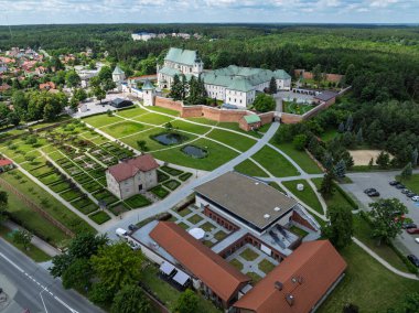 Polonya 'nın Lezajsk kentindeki Bernardine Manastırı' nın insansız hava aracı görüntüsü, yazın çekildi. Çevresi yeşillik ve manzarayla çevrili tarihi mimari.