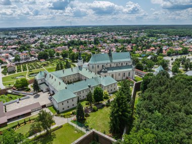 Polonya 'nın Lezajsk kentindeki Bernardine Manastırı' nın insansız hava aracı görüntüsü, yazın çekildi. Çevresi yeşillik ve manzarayla çevrili tarihi mimari.