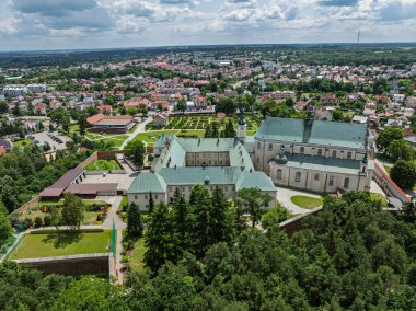 Polonya 'nın Lezajsk kentindeki Bernardine Manastırı' nın insansız hava aracı görüntüsü, yazın çekildi. Çevresi yeşillik ve manzarayla çevrili tarihi mimari.