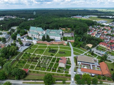 Polonya 'nın Lezajsk kentindeki Bernardine Manastırı' nın insansız hava aracı görüntüsü, yazın çekildi. Çevresi yeşillik ve manzarayla çevrili tarihi mimari.