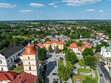 Lezajsk Şehir Günleri 'nin hava manzarası konserler, sahne ışıkları, aydınlanma, çocuklar için ilgi alanları ve müzik ve yaz şenlikleriyle kutlanıyor. Polonya 'da şehir günleri kutlaması.