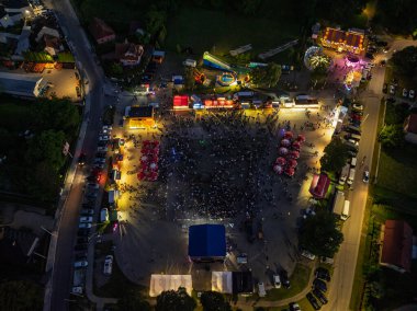 Lezajsk Şehir Günleri 'nin hava manzarası konserler, sahne ışıkları, aydınlanma, çocuklar için ilgi alanları ve müzik ve yaz şenlikleriyle kutlanıyor. Polonya 'da şehir günleri kutlaması.