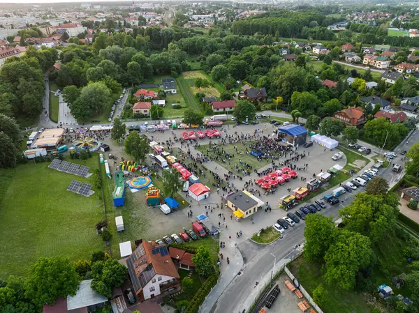 Lezajsk Şehir Günleri 'nin hava manzarası konserler, sahne ışıkları, aydınlanma, çocuklar için ilgi alanları ve müzik ve yaz şenlikleriyle kutlanıyor. Polonya 'da şehir günleri kutlaması.