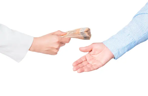 Elli avroluk banknotları dağıtan genç bir iş kadınının izole eli. Alışveriş, satın alma, bankacılık, finansal yardım. Para kavramı