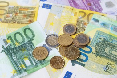 Avro ve sent banknotlarının geçmişi. Nakit. Tasarruf, gelir dağılımı, ödemeler, yatırımlar kavramı.