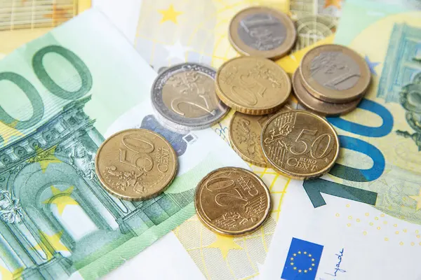 Avro ve sent banknotlarının geçmişi. Nakit. Tasarruf, gelir dağılımı, ödemeler, yatırımlar kavramı.