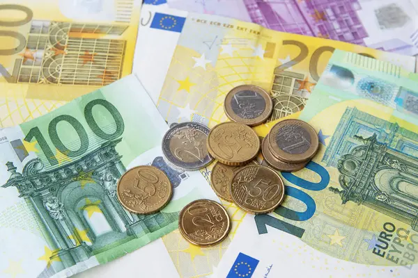 Avro ve sent banknotlarının geçmişi. Nakit. Tasarruf, gelir dağılımı, ödemeler, yatırımlar kavramı.