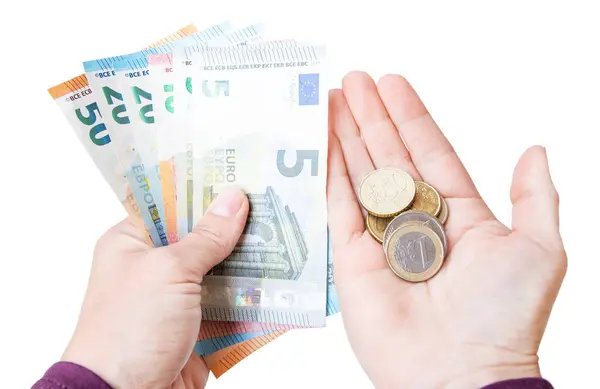 Avro banknotları ve bozuk paralar tutan izole kadın elleri. Nakit. Tasarruf, gelir dağılımı, ödemeler, yatırımlar kavramı.