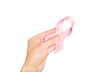 Beyaz arka planda pembe bir kurdele tutan izole kadın elleri. Sağlık, tıp ve göğüs kanseri farkındalığı.