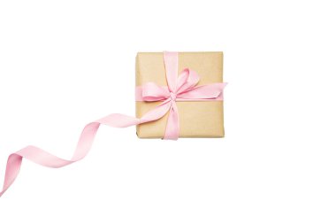 Beyaz arka planda pembe fiyonklu el sanatları kağıdına sarılı bir hediye kutusu. Valentins Günü, Anneler Günü.