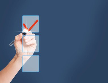 Kalemli kadın el keneli üç seçenekten birini seçiyor. İşaretleme listesi kavramı, işaretli kutular üzerindeki işaretleme işareti kırmızı, boşluğu kopyala.