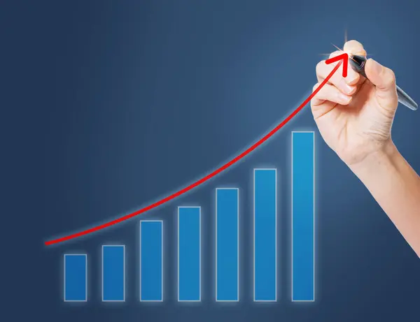 İş ve finansal büyüme kavramı. Kadın eli mavi arkaplanda soyut yukarı doğru dijital grafik okuna işaret ediyor. İş raporunda grafiksel grafik.
