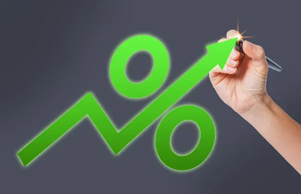 Stylus 'lu bir el, gri arka planda yükselen faiz oranlarının yeşil çizelgesine işaret eder. Finans ve yatırım kavramı, yatırım parası, bağış toplama, faiz oranı ve kar payı kavramı.