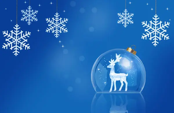 İçi aslanlı şeffaf bir Noel balosu ve mavi arka planda kar taneleri. Uzayı kopyala Kutlama hediye kartı..