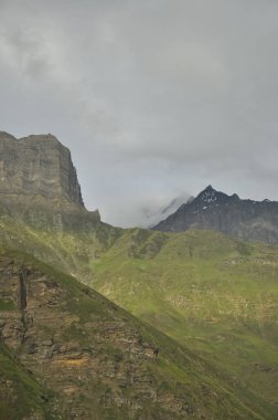 Zirveden kayalık dağa kadar uzanan bulutların fotoğrafı
