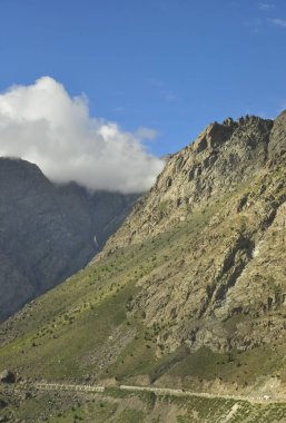 Yukarıdan bulutlarla kaplı kayalık dağ manzarası 