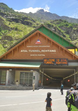 Rohtang, Manali, Himachal Pradesh, Hindistan - 25 Temmuz 2022: Leh-Manali otoyolunda yer alan Atal Tüneli (Rohtang Tüneli). Dünyanın en yüksek tek tüp tüneli 3000 metrenin üstünde..