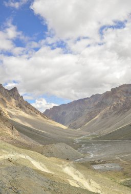 Landscape view of flowing river in between dry mountains in Darcha-Padum road.