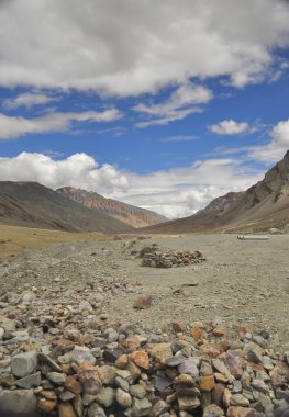 Yaz boyunca gökyüzünde bulutlar olan Darcha-Padum yolundaki dağların güzel manzarası.