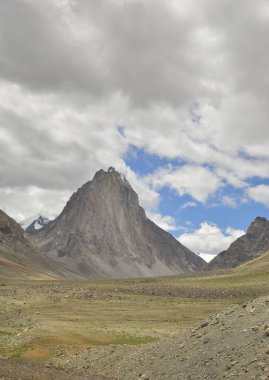 Gumbok Dağı Rangan (Gonbo Rangjon). Darcha-Padum yürüyüş rotasında yer alan Tibet Budist kutsal dağı, Kargyak köyü, Lungnak vadisi, Zanskar, Ladakh, INDIA. 