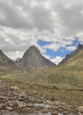 Gumbok Dağı Rangan (Gonbo Rangjon). Darcha-Padum yürüyüş rotasında yer alan Tibet Budist kutsal dağı, Kargyak köyü, Lungnak vadisi, Zanskar, Ladakh, INDIA. 