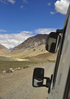 Darcha-Padum yolu, Ladakh, INDIA 'dan geçen güzel vadinin seçici bakış açısı. 