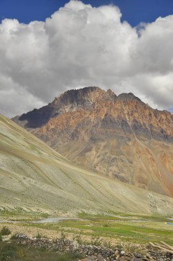 Gökyüzünde bulutlar, Darcha-Padum yolu, Ladakh, Hindistanda nehir akan güzel kayalık bir dağ manzarası.. 