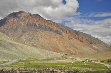 Gökyüzünde bulutlar, Darcha-Padum yolu, Ladakh, Hindistanda nehir akan güzel kayalık bir dağ manzarası.. 