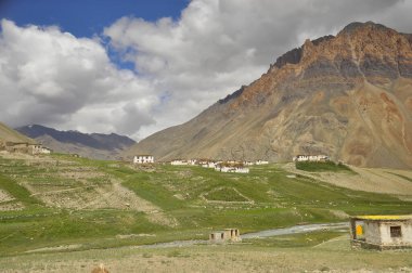 Darcha-Padum yolu, Ladakh, Hindistanda nehir akan güzel kayalık bir dağın yanındaki köy manzarası.