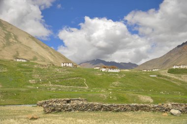 Darcha-Padum yolu, Ladakh, INDIA yolundaki kuru dağların arasındaki küçük bir köyün güzel manzarası.. 