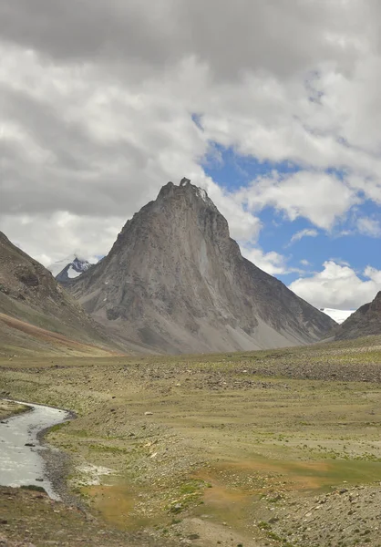 흐르는 아름다운 스러운 산으로 도로에 자이크 룬냐크 라다크 India — 스톡 사진