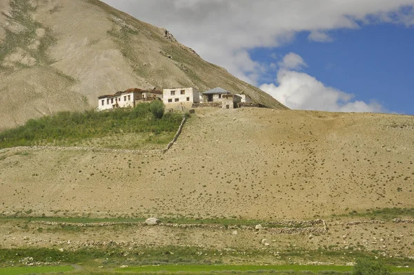 Vista Las Casas Tradicionales Ladakhi Largo Las Colinas Secas Camino —  Fotos de Stock