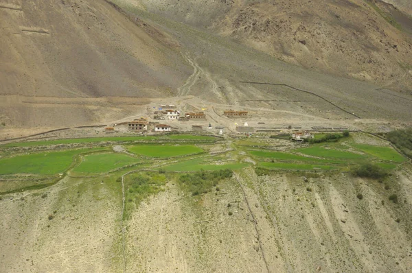 Вид Крошечную Деревню Расположенную Сухих Горах Дороге Дарча Падум Ладакх — стоковое фото