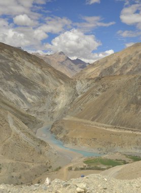 Zanskar ve İndus nehirlerinin Sangam 'ı Nimmu Vadisi' ndeki kuru dağların arasından akıyor, Ladakh, INDIA. 