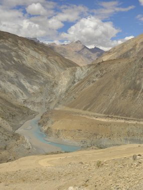 Zanskar ve İndus nehirlerinin Sangam 'ı Nimmu Vadisi' ndeki kuru dağların arasından akıyor, Ladakh, INDIA. 
