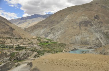 Sangam - Nimmu Vadisi 'ndeki Zanskar ve Indus nehirlerinin birleşiminin güzel manzarası, Ladakh Birliği Bölgesi, Hindistan. 