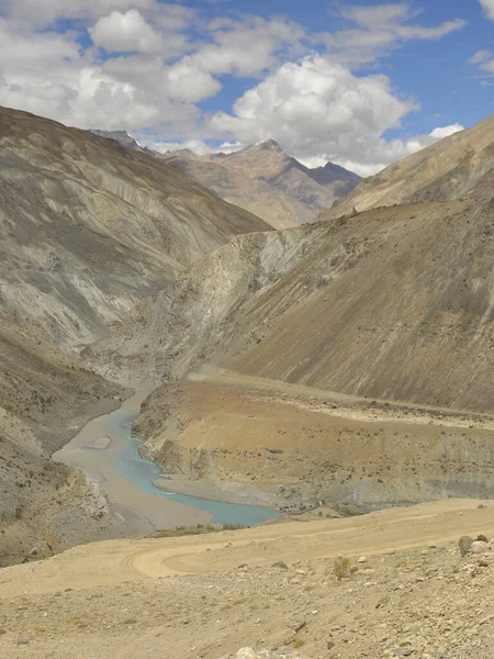 Sangam Van Zanskar Indus Rivieren Die Door Droge Bergen Stromen — Stockfoto