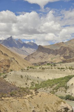 Padum, Zanskar, Ladakh, INDIA yolu üzerindeki bulutlarla kayalık dağlar arasında akan nehrin manzarası 