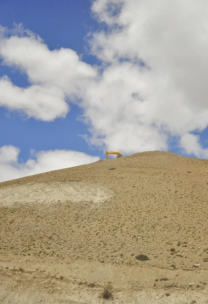 Una Excavadora Que Construye Camino Montaña Seca Camino Padum Zanskar — Foto de Stock